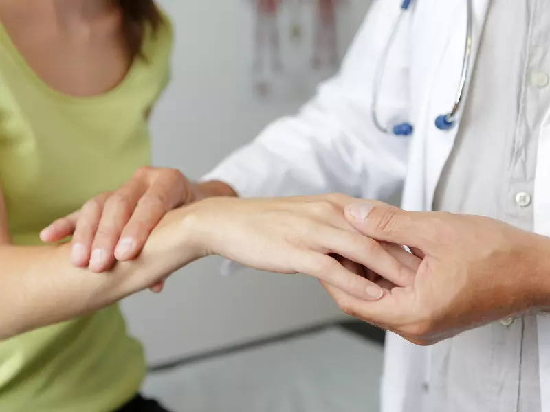 Chiropractic exam for carpal tunnel syndrome